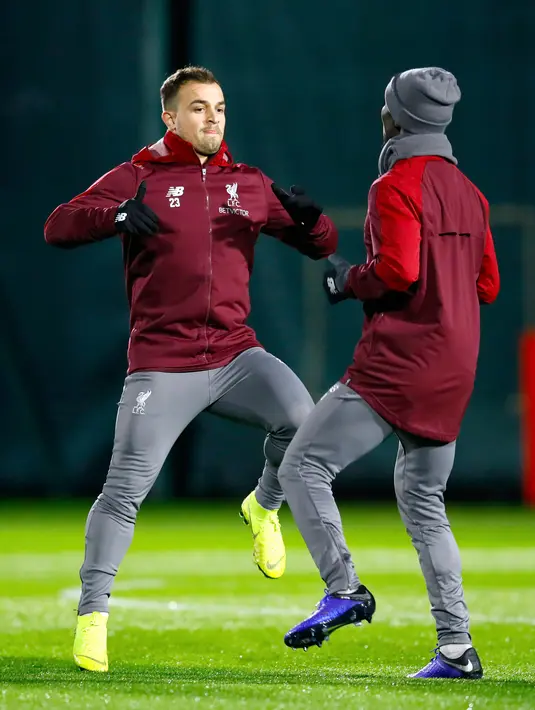 Striker Liverpool Xherdan Shaqiri (kiri) bersama rekan setimnya berlatih jelang menghadapi Napoli pada matchday keenam Grup C Liga Champions di Melwood Training Ground, Liverpool, Inggris, Senin (10/12). (Martin Rickett/PA via AP)