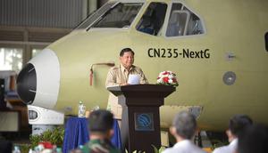 Menteri Pertahanan Indonesia Prabowo Subianto menyebutkan pesawat CN235 buatan PT Dirgantara Indonesia (PTDI) laris di pasar Internasional.
