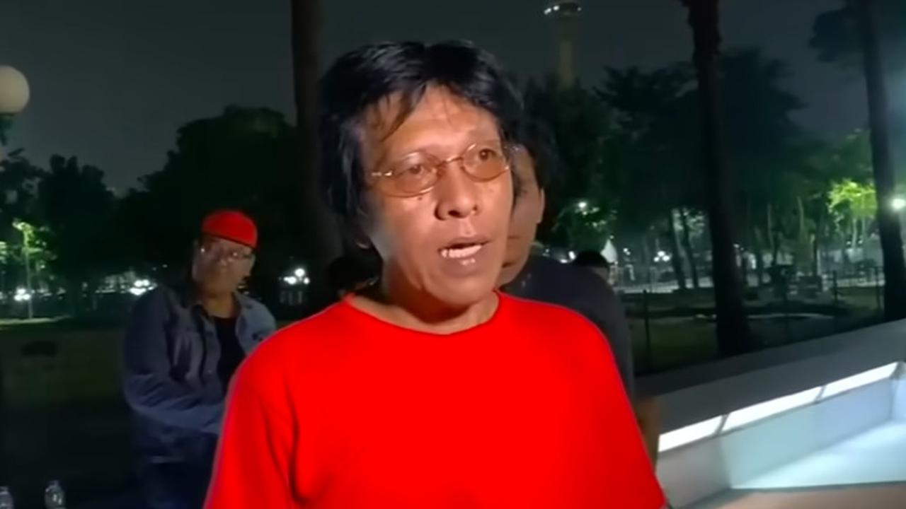 VIDEO: Aksi Adian Napitupulu Baca Puisi Usai Hasto Kristiyanto Ditahan KPK