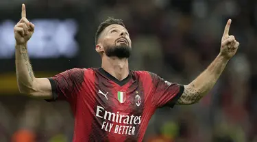 Pemain AC Milan Olivier Giroud melakukan selebrasi usai mencetak gol ke gawang Verona pada pertandingan sepak bola Liga Italia di Stadion San Siro, Milan, Italia, Minggu (4/6/2023). (AP Photo/Antonio Calanni)