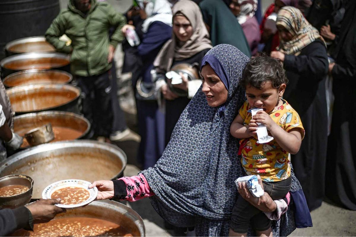 FOTO: Pilu! Ratusan Anak Gaza Kelaparan Mengantri Makanan