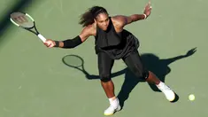 Juara Grand Slam 23 kali, Serena Williams melakukan servis ke arah juara Indian Wells, Naomi Osaka pada babak pertama Miami Terbuka di Crandon Park, Rabu (21/3). Serena takluk dengan skor 3-6, 2-6 hanya dalam waktu satu jam 17 menit. (AP/Lynne Sladky)