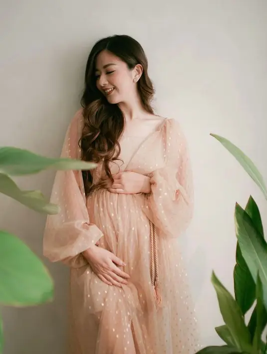 Menurut netizen, Franda sejak kehamilan pertama konsisten tampil dengan busana  tertutup. Meski begitu, ia tak pernah kehilangan pesonanya yang seperti bidadari. (Instagram/frandaaa87).