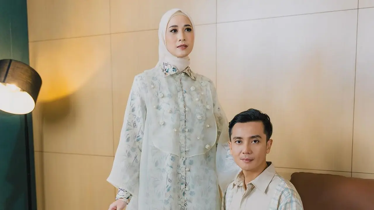 Model Baju Couple ala Fanny Fabriana dan Suami, Cocok untuk Buka Bersama hingga Lebaran