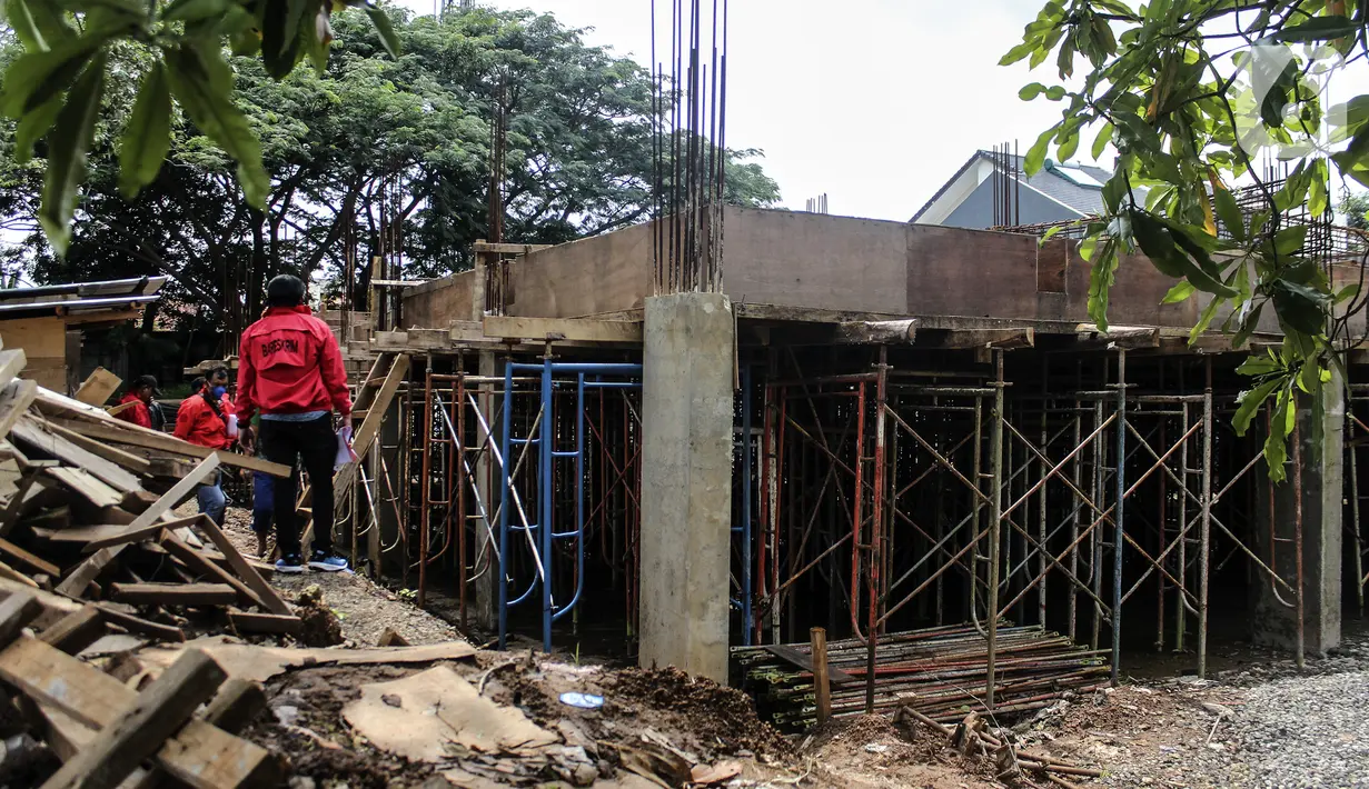 Penyidik Bareskrim Polri saat menyegel rumah yang diduga milik Indra Kesuma atau Indra Kenz di Cluster Narada Sutera Alam Sutera, Serpong Utara, Tangerang Selatan, Jumat (18/3/2022). Bareskrim terus mengejar aliran dana Indra Kenz dalam kasus investasi bodong dan penipuan. (Liputan6.com/JohanTallo)