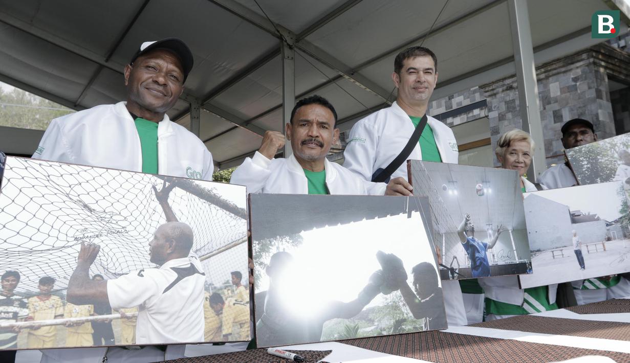 Para legenda olahraga Indoneisa menunjukan foto dirinya masing-masing saat pameran foto legenda di Yogyakarta, Rabu (18/7/2018). Pameran foto tersebut sekaligus peluncuran kampanye Grab "Kemenangan itu Dekat". (Bola.com/M Iqbal Ichsan)