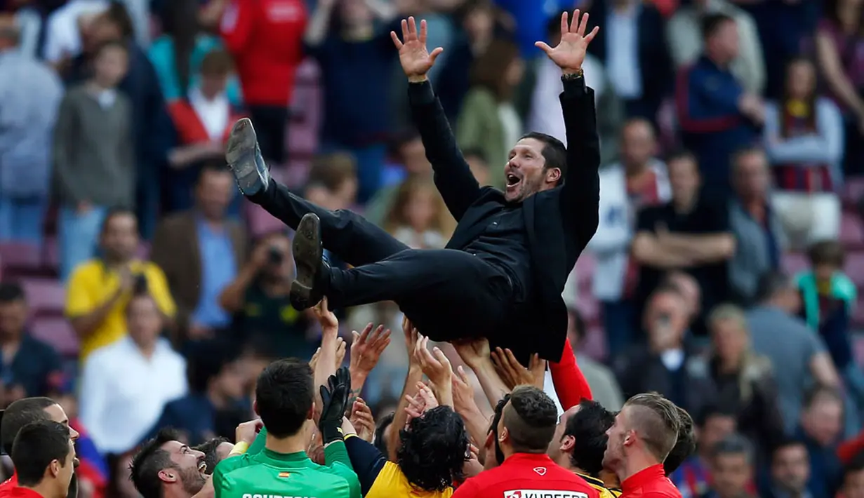 Pelatih Atletico Madrid, Diego Simeone dilempar ke udara oleh pemainnya usai memastikan merengkuh gelar La Liga Spanyol di stadion Camp Nou, Barcelona, (18/5/2014). (REUTERS/Marcelo del Pozo)