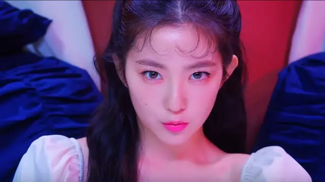 Inspirasi Makeup Look ala Irene & Seulgi di MV Monster, Saatnya Jadi Fearless Lady!
