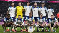 Timnas Inggris berfoto sebelum dimulainya laga babak perempatfinal Piala Dunia 2022 menghadapi Timnas Prancis di Al Bayt Stadium, Al Khor, Qatar, Minggu (11/12/2022) dini hari WIB. (AP/Frank Augstein)
