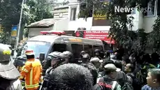 Sebuah ledakan yang diduga berasal dari bom panci terjadi Cicendo, Bandung, Senin pagi. Sejumlah petugas kepolisian dari unit penjinak bom menyisir lokasi kejadian di Jalan Pandawa, Cicendo, Bandung.