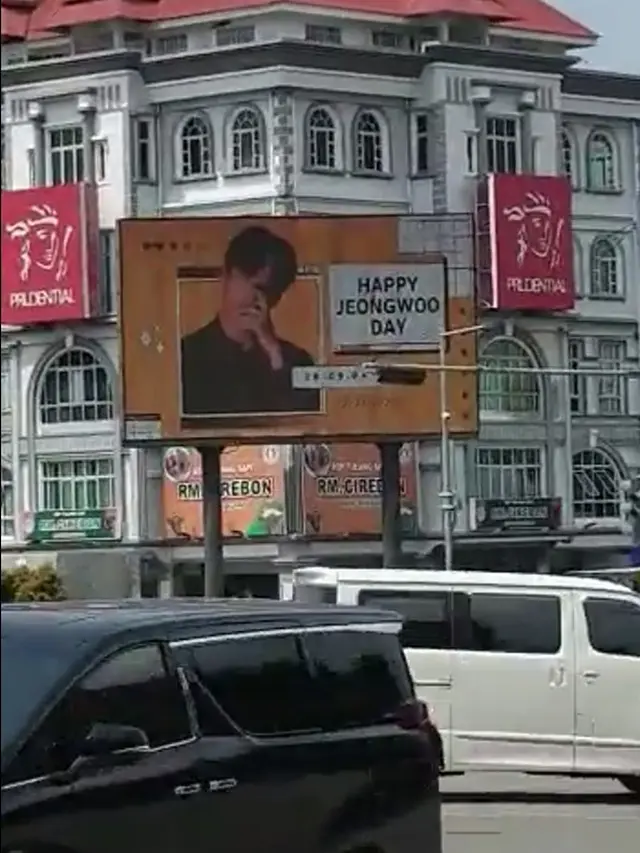 Ucapan ulang tahun ke-18 Jeongwoo Treasure melalui videotron di Batam