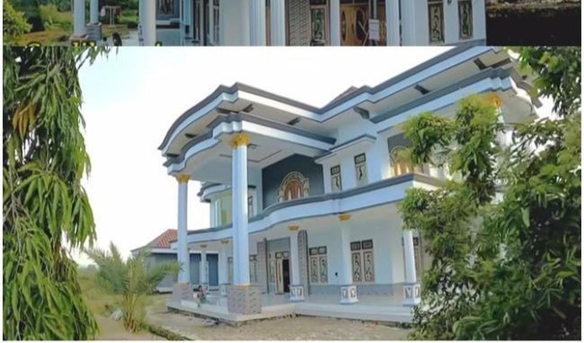 Meski demikian, ada hasil manis yang kini dituainya. Di kampung halamannya, berdiri bangunan megah berlantai dua.