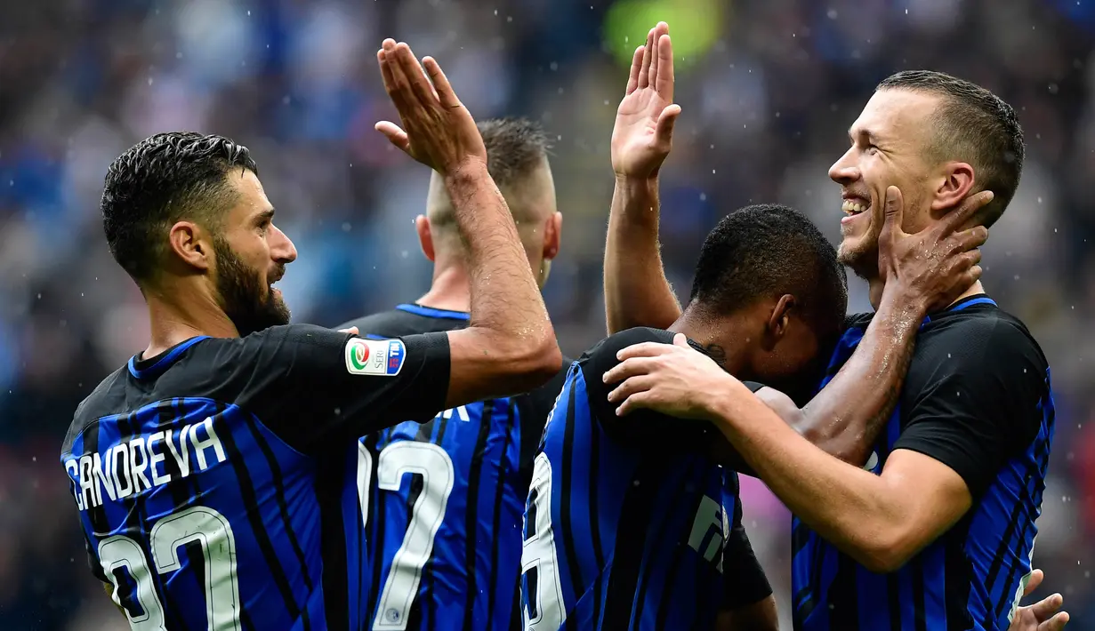Para pemain Inter Milan merayakan gol yang dicetak Ivan Perisic ke gawang SPAL pada laga Serie A di Stadion Giuseppe Meazza, Minggu (10/9/2017). Inter Milan menang 2-0 atas SPAL. (AFP/Miguel Medina)
