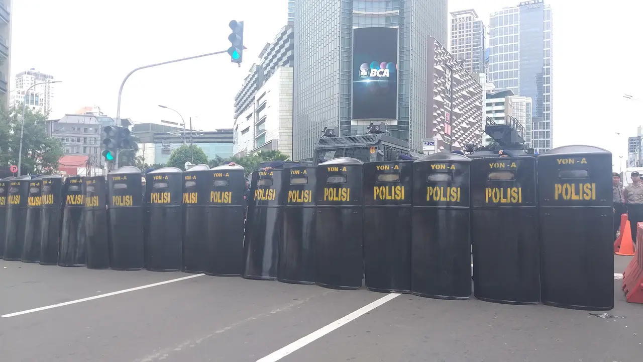 Puluhan Polisi mulai menutup Jalan Sudirman, Jakarta Pusat arah Bundaran Hotel Indonesia (HI) atau sebelum Halte Transjakarta Tosari.
