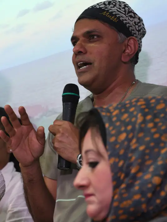 Dokter Muffazal Lakdawala menjelaskan persiapan operasi darurat penurunan bobot Eman Ahmed Abd El Aty pada konferensi pers di Mumbai, India, Senin (13/2). Eman Ahmed memiliki bobot 500 kg dan sudah tidak mampu melakukan apapun. (Indranil Mukherjee/AFP)