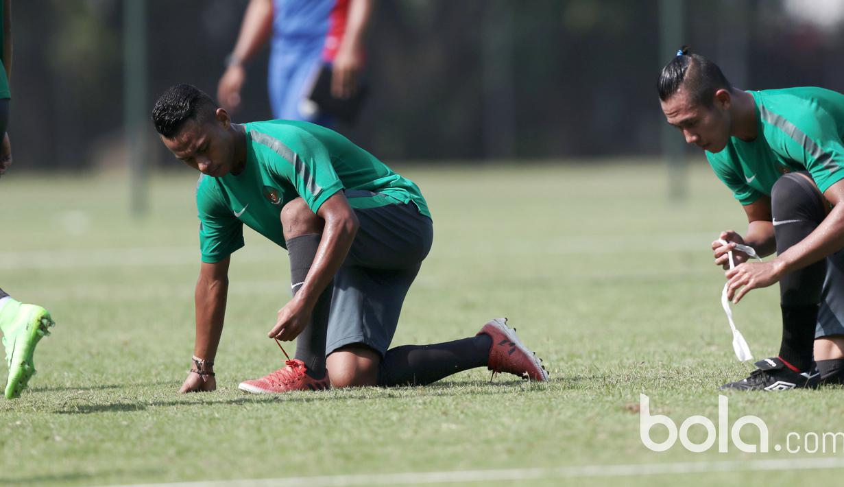 Osvaldo Haay dan Ryuji Utomo (kanan) kompak mengikat tali sepatu saat sesi latihan Timnas U-22 Indonesia di Lapangan SPH, Karawaci, Jumat (17/3/2017). Latihan ini adalah persiapan laga persahabatan melawan Mynmar. (Bola.com/Nicklas Hanoatubun)