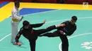 Pesilat Indonesia, Komang Harik Adi Putra (merah) melawan Mohd Al Jufferi Jamari (biru) asal Malaysia di final Kelas E Putra Asian Games 2018, Jakarta, Senin (27/8). Komang dinyatakan menang teknik atas Mohd Al Jufferi Jamari. (Merdeka.com/Arie Basuki)