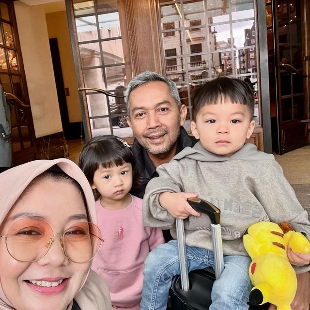 Temani Anak Babymoon, Ini 6 Potret Yora Febrina Ibu Nikita Willy Momong Dua Cucu
