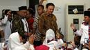 Cagub DKI Jakarta, Basuki Tjahaja Purnama (tengah) saat menghadiri peringatan Maulid Nabi Muhammad SAW 1438H di Jakarta, Minggu (15/1). Kedatangan Ahok disambut ratusan anggota Relawan Nusantara. (Liputan6.com/Helmi Fithriansyah)