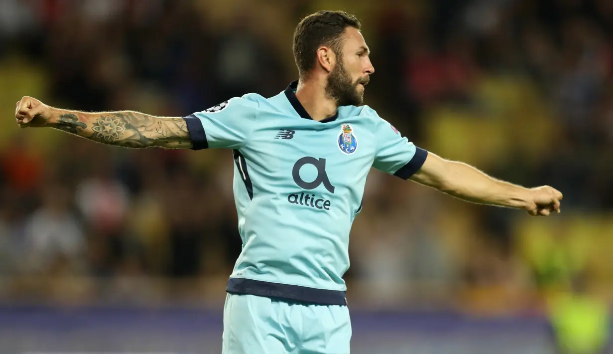 Pemain Porto, Miguel Layun mencetak satu gol saat timnya menang atas Monaco pada laga grup G Liga Champions di Louis II stadium, Monaco, (26/9/20170). Porto menang 3-0. (AFP/Valery Hache)