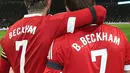 Pesepakbola David Beckham memeluk anaknya Brooklyn ketika mereka sedang bertanding bola dalam laga amal di Old Trafford, Inggris, Sabtu (14/11/2015). Brooklyn menggantikan ayahnya pada 15 menit terakhir pertandingan. (Dailymail)