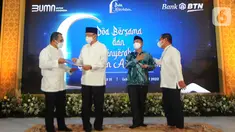 Direktur Utama Bank BTN Haru Koesmahargyo (kedua kiri) didampingi Direktur Human Capital, Compliance &amp; Legal Bank BTN Eko Waluyo, SEVP Human Capital Bank BTN Alex Sofyan Noor menerima Salinan SK Pembentukan Unit Pengumpul Zakat (UPZ) Badan Amil Zakat Nasional (Baznas) dari Wakil Ketua Baznas Mokhamad Mahdun pada acara Doa Bersama dan Santunan Anak Yatim di Jakarta (27/04/2022). (Liputan6.com/HO/BTN)