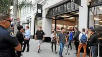 Rombongan Gelandangan Disewa untuk Antre iPhone, Picu Perkelahian