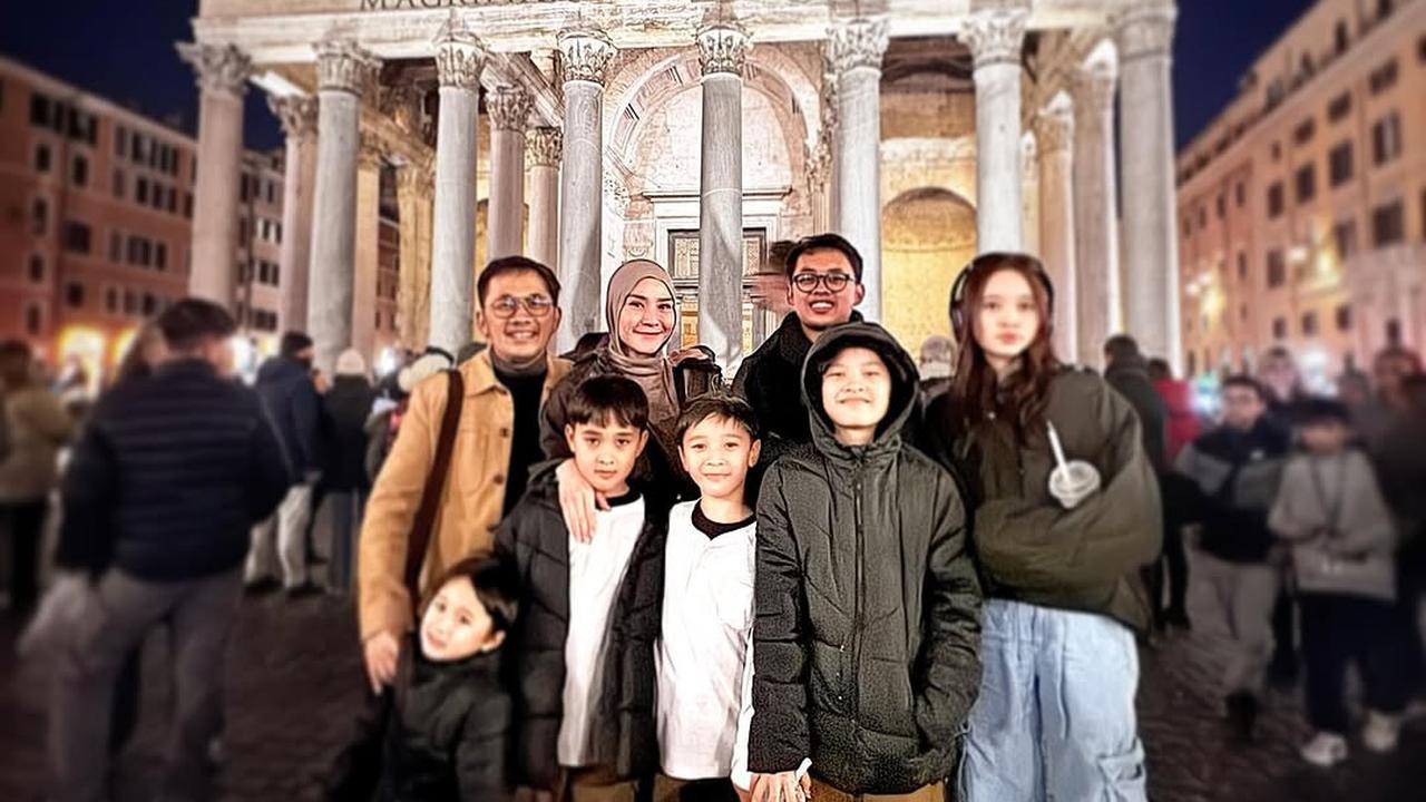 Potret Liburan Keluarga Hanung Bramantyo dan Zaskia Adya Mecca Liburan di Kota Vatikan