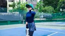Dengan motif dan warna-warna yang unik, Syahrini main tenis dengan gaya. [Instagram.com/princessyahrini]