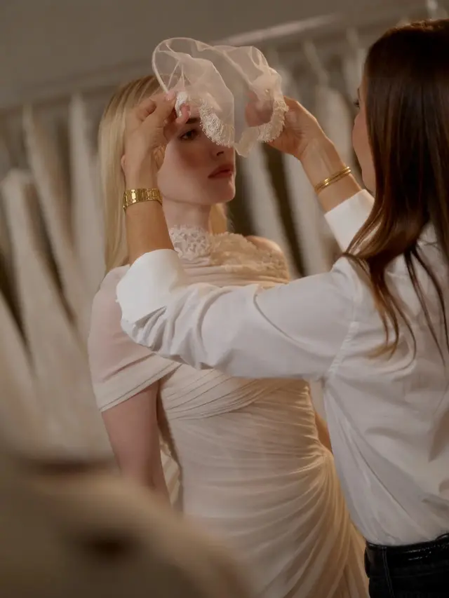 Emma Roberts Resmi Menikah, Tampil dengan Gaun Pengantin Bernuansa Vintage yang Sukses Curi Perhatian