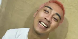 Melalui media sosialnya, Abidzar Al Ghifari membagikan video singkat dirinya yang sedang mewarnai rambutnya [instagram/abidzar73]