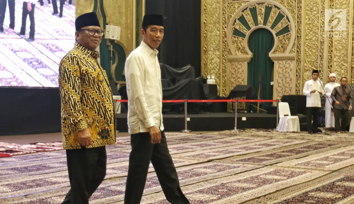 Presiden Joko Widodo didampingi Ketua DPD Oesman Sapta Odang menghadiri undangan buka puasa bersama di Jakarta, Rabu (14/5/2019). Acara buka puasa tersebut dihadiri sejumlah tokoh-tokoh dan petinggi partai politik. (Liputan6.com/Johan Tallo)