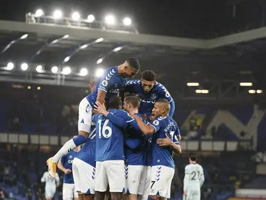 Gelandang Everton, Gylfi Sigurdsson berselebrasi dengan rekan-rekannya usai mencetak gol ke gawang Chelsea pada pertandingan lanjutan Liga Inggris di Goodison Park di Liverpool, Inggris, Minggu (13/12/2020). Everton menang tipis atas Chelsea 1-0. (AP Photo/Jon Super, Pool)