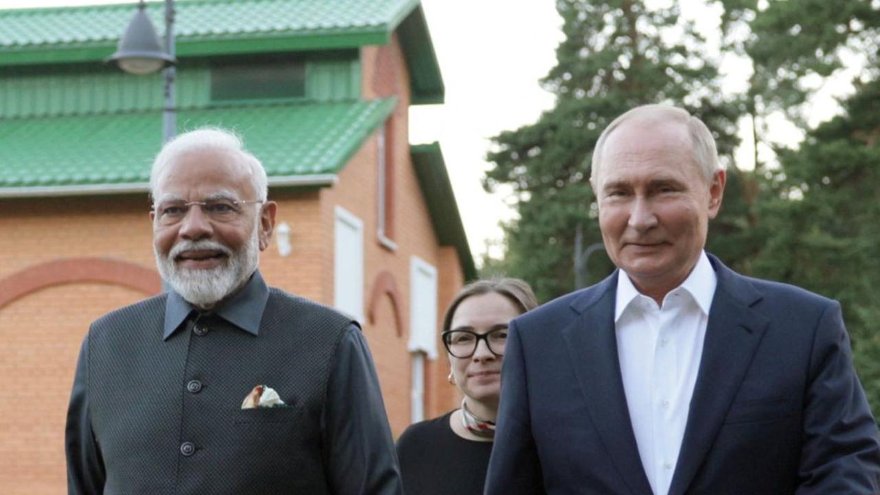 Putin menerima kedatangan pada Senin (8/7) malam dan mengajaknya berkeliling kediamannya di luar Moskow menjelang pembicaraan resmi di Kremlin.&nbsp;Foto: Sputnik/Pool via REUTERS