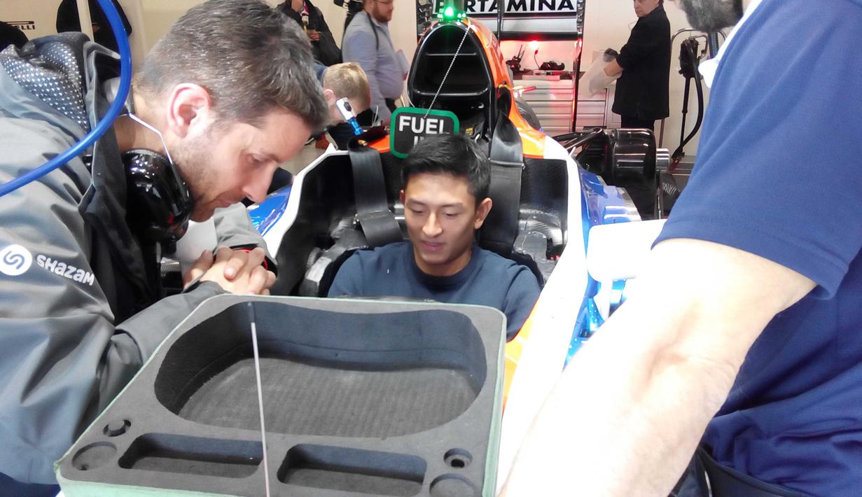 Rio Haryanto mencoba kokpit mobil baru Manor Racing bersama dengan tim mekanik sebelum tes pramusim di Sirkuit Catalunya, Barcelona, Spanyol, Senin (22/2/2016). (Bola.com/Rio Haryanto Media)