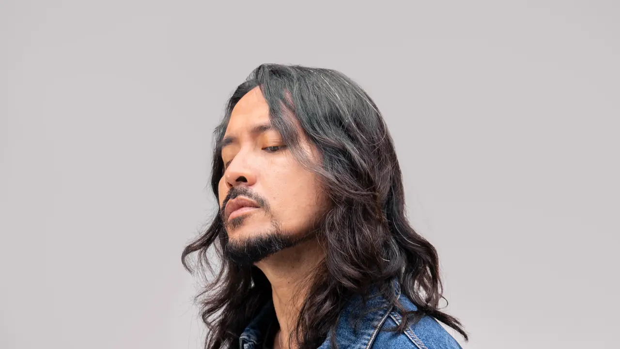 Penyanyi Marcello Tahitoe atau yang akrab disapa Ello sampaikan pesan hangat untuk saling mengasihi sesama manusia lewat lagu "Kita Sama Kita Manusia". (Foto: SABS Indonesia)