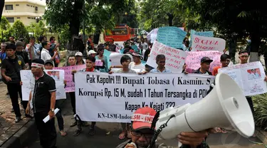 Ratusan massa dari LBH Masyarakat Toba Samosir berbondong-bondong mengepung Mabes Polri, Jakarta, Selasa (29/4/14). (Liputan6.com/Johan Tallo)