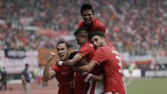 Pemain Persija merayakan gol yang dicetak oleh Rudi Widodo ke gawang Persegres pada laga Liga 1 Indonesia di Stadion Patriot, Bekasi, Sabtu (14/10/2017). Persija menang 5-0 atas Persegres. (Bola.com/Rizaldy Febriyansyah)