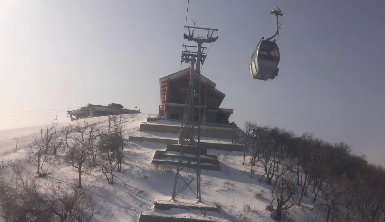 Gondola membawa pemain ski ke puncak lereng di resor ski Masik Pass di Korea Utara (28/1). Resor ski ini dibangun pada tahun 2013 atas perintah pemimpin Korea Utara Kim Jong Un. (AP Photo / Eric Talmadge)
