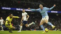 Pemain Manchester City, Erling Haaland, berusaha mencetak gol saat melawan Tottenham Hotspur pada laga Liga Inggris di Stadion Etihad, Kamis (19/1/2023). Tampil di Stadion Etihad, anak asuh Pep Guardiola itu mampu mengakhiri laga dengan skor 4-2. (AP Photo/Dave Thompson)