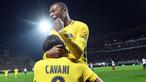 Pemain Paris Saint-Germain, Edinson Cavani dan rekannya Kylian MbappÈ (atas) merayakan gol saat melawan Angers (SCO) pada lanjutan Ligue 1 Prancis di Raymond Kopa Stadium, Angers, (4/11/2017). PSG menang telak 5-0. (AFP/Jean-Francois Monier)