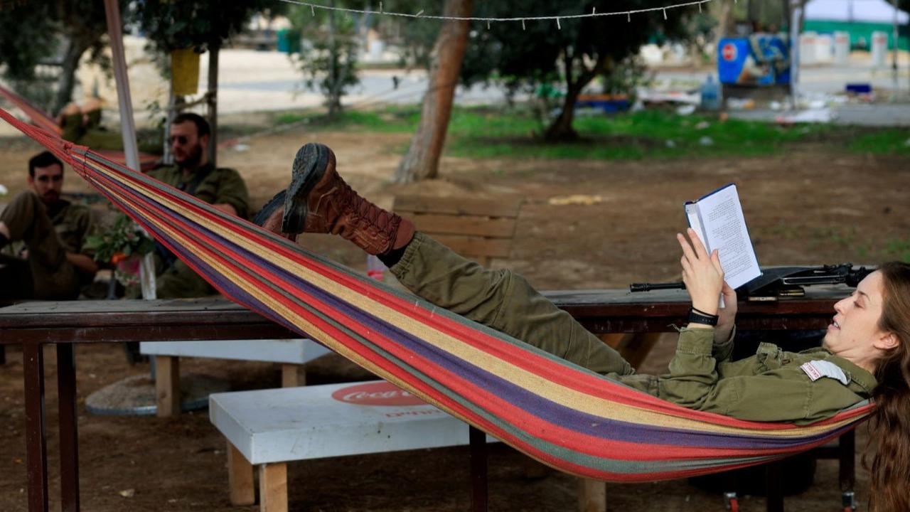 Di tengah ketegangan yang terjadi di Gaza, tentara Israel juga membutuhkan waktu bersantai untuk melepaskan beban mereka bertugas. <br>