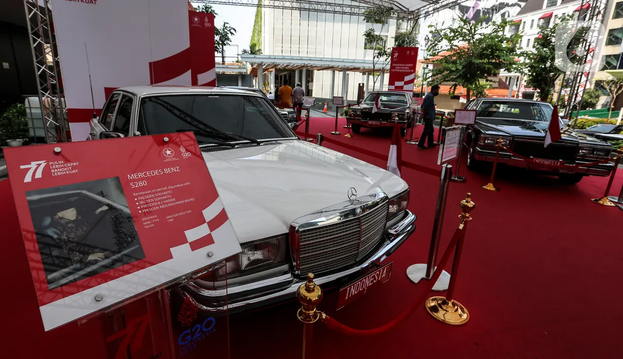 Salah satu mobil kepresidenan yang dipamerkan di Gedung Sarinah, Jakarta Pusat, Kamis (18/8/2022). Pameran dalam rangka Hari Ulang Tahun ke-77 Kemerdekaan Republik Indonesia ini digelar hingga 22 Agustus mendatang dan memamerkan mobil kepresidenan dari Era Presiden Soekarno hingga Presiden Joko Widodo. (Liputan6.com/Johan Tallo)