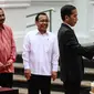 Presiden Jokowi menggores kuas di kanvas putih sebagai tanda dibukanya pameran seni rupa koleksi Istana Kepresidenan RI bertajuk ‘17:71 Goresan Perjuangan’ di Galeri Nasional, Jakarta, Senin (1/8). (Liputan6.com/Faizal Fanani)