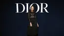 Turut hadir Gal Gadot yang tampil dengan gaun renda hitam Dior Cruise 2023 di atas bralette.  [Dok/Dior].
