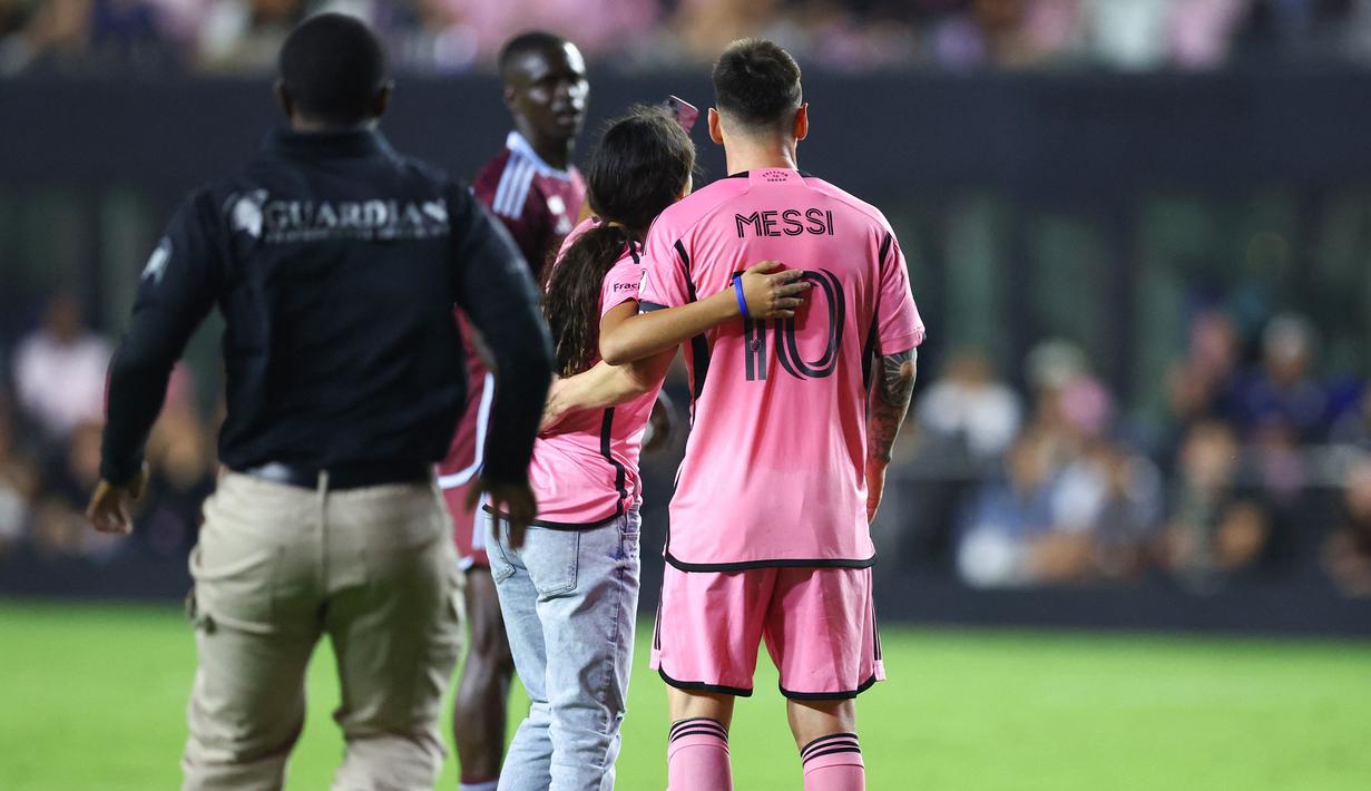 Seorang gadis memasuki lapangan untuk berswafoto dengan Lionel Messi pada laga lanjutan Major League Soccer (MLS) antara Inter Miami melawan Colorado Rapids di Fort Lauderdale, Florida, Amerika Serikat, Minggu (07/04/2024) WIB. (AFP/Megan Briggs)