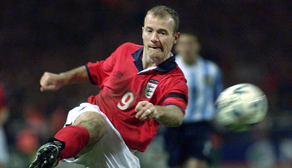Alan Shearer membuat debut untuk Timnas Inggris pada usia 22 tahun, tetapi memutuskan pensiun dari Timnas Inggris seusai tersingkir dari Euro 2000 di usianya yang masih 30 tahun. (AFP/Adrian Dennis)