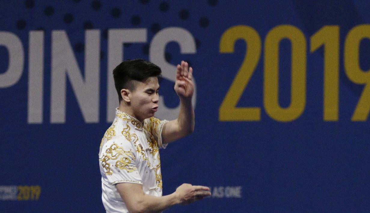 Atlet wushu Indonesia, Edgar Xavier, beraksi pada SEA Games 2019 cabang wushu nomor Taoulu Chanquan di World Trade Center, Manila, Minggu (1/12). Mendapat nilai 9,59, dirinya gagal meraih medali. (Bola.com/M Iqbal Ichsan)