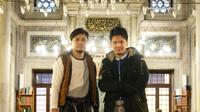 Dimas Seto dan Arie Untung di Masjid Laleli di Istanbul, Turki (Dok.Instagram/@dimasseto_1/https://www.instagram.com/p/BvspTB-BQJr/Komarudin)