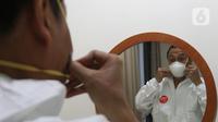 dr Rahmadi Iwan Guntoro, Sp.P memakai masker N95 di Rumah Sakit Haji, Jakarta, Kamis (9/4/2020). Tenaga medis yang menggunakan alat pelindung diri pada tingkatan perlindungan ketiga, yaitu dokter, perawat, dan petugas laboran (laboratorium). (Liputan6.com/Herman Zakharia)